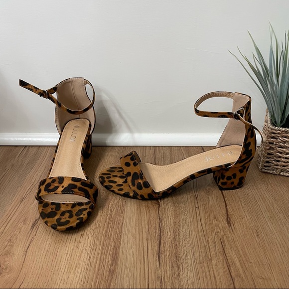 ILLUDE Women's Fashion Ankle Strap Kitten Heel Sandals Cute Low Block Heel - Picture 12 of 12